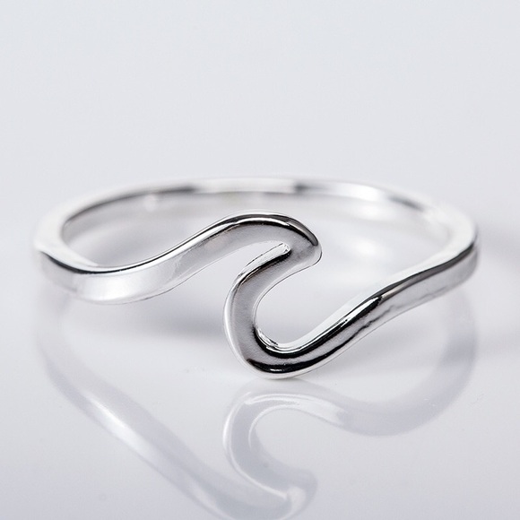 ❗️LAST ONE❗️Dainty Silver Wave Ring [P] - Picture 3 of 5